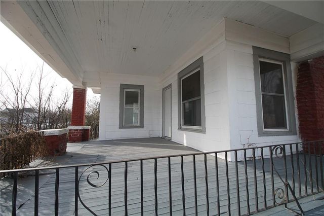 910 W 9th Street, Coffeyville, KS 67337