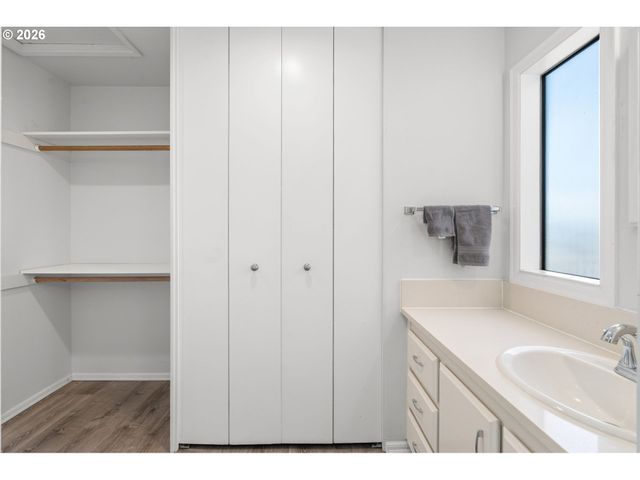 604 N HAYDEN BAY Dr, Portland, OR 97217