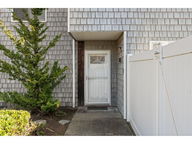 604 N HAYDEN BAY Dr, Portland, OR 97217