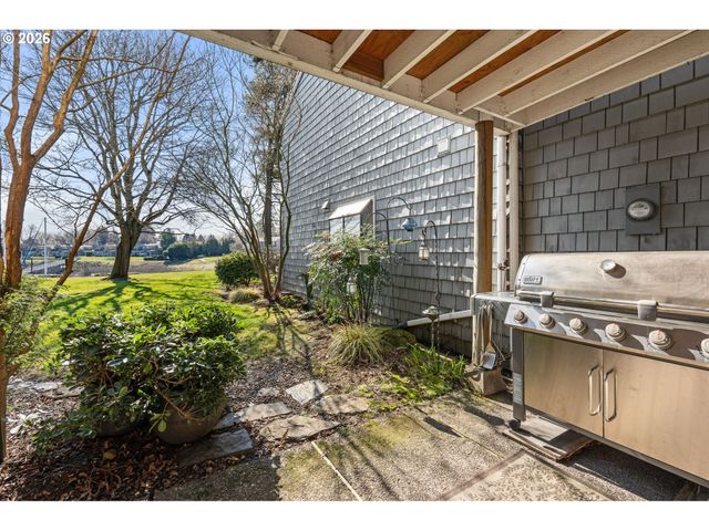 604 N HAYDEN BAY Dr, Portland, OR 97217