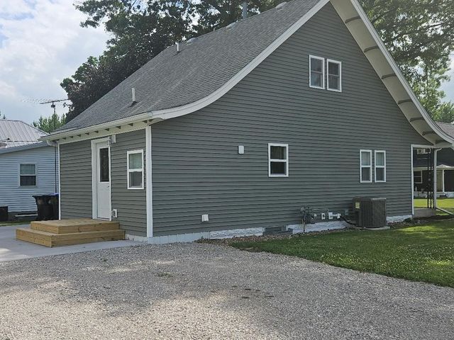 807 5th Avenue, Belle Plaine, IA 52208