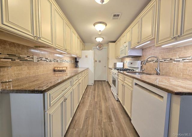 331 Clubhouse Court, Coram, NY 11727