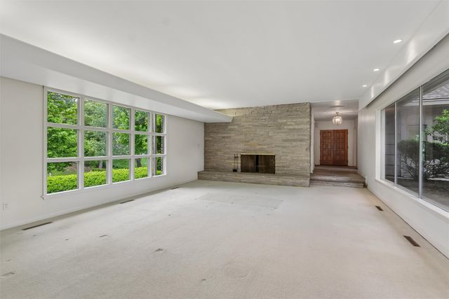 465 Foster Drive, Des Moines, IA 50312