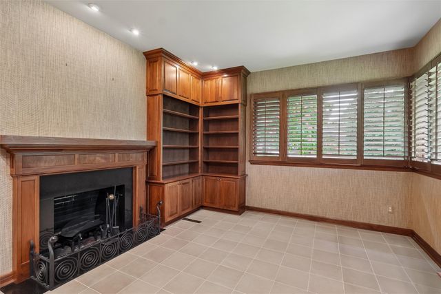 465 Foster Drive, Des Moines, IA 50312