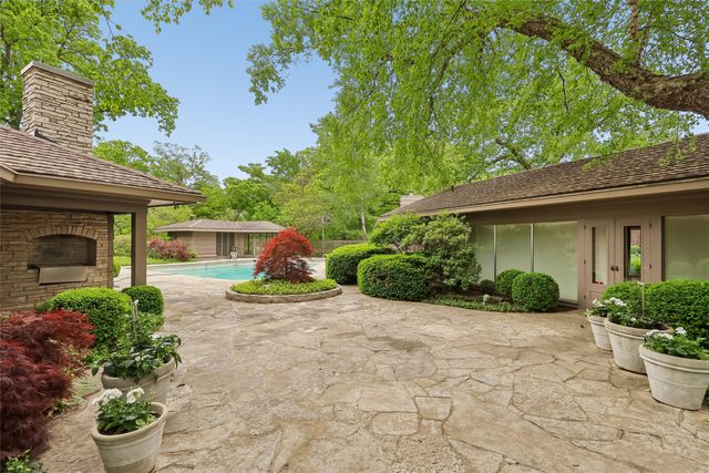 465 Foster Drive, Des Moines, IA 50312