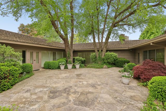 465 Foster Drive, Des Moines, IA 50312