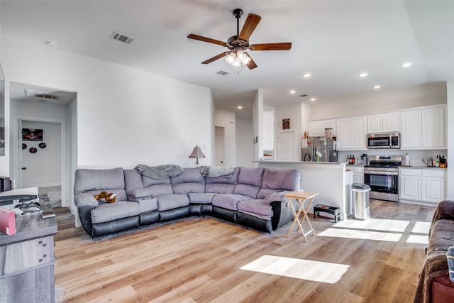 1402 Dry Creek Drive, Cleburne, TX 76033