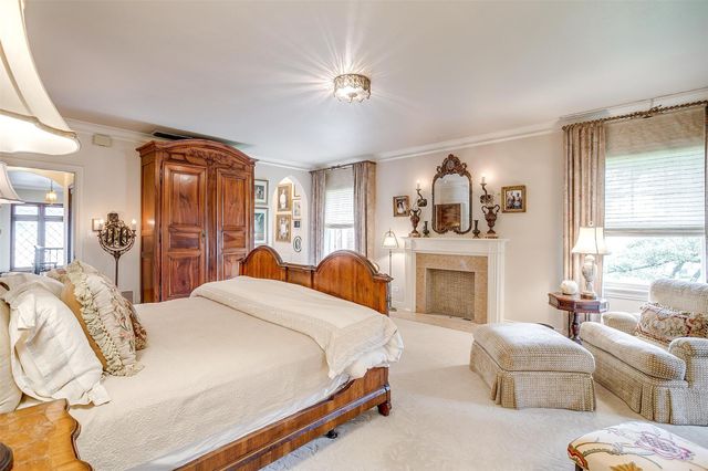 2424 Medford Court W, Fort Worth, TX 76109