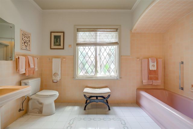 2424 Medford Court W, Fort Worth, TX 76109