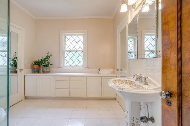 2424 Medford Court W, Fort Worth, TX 76109