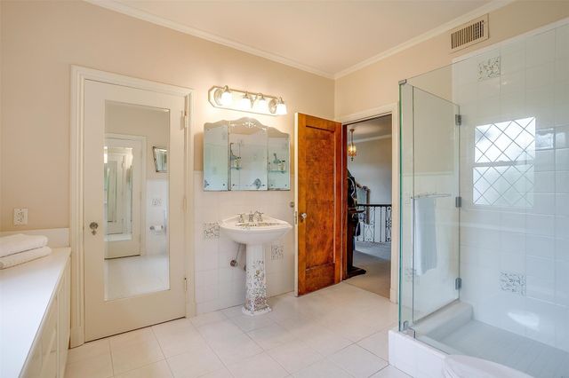 2424 Medford Court W, Fort Worth, TX 76109