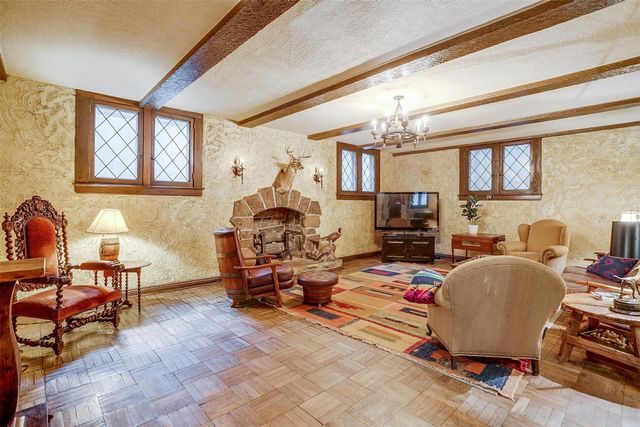 2424 Medford Court W, Fort Worth, TX 76109