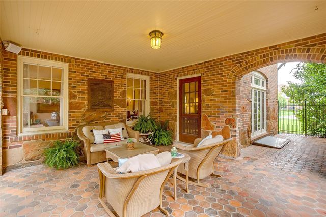 2424 Medford Court W, Fort Worth, TX 76109