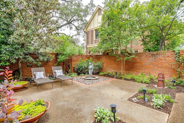 2424 Medford Court W, Fort Worth, TX 76109