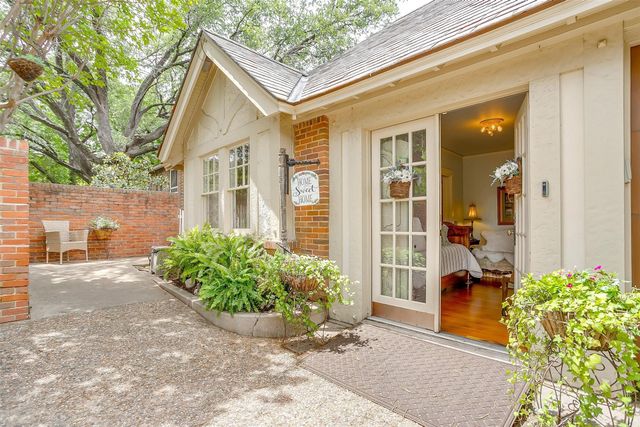 2424 Medford Court W, Fort Worth, TX 76109