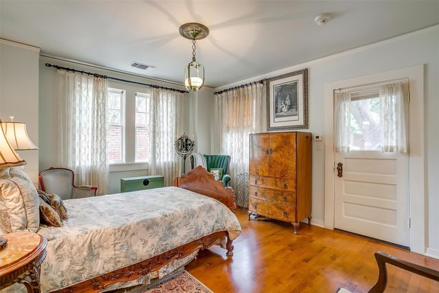 2424 Medford Court W, Fort Worth, TX 76109