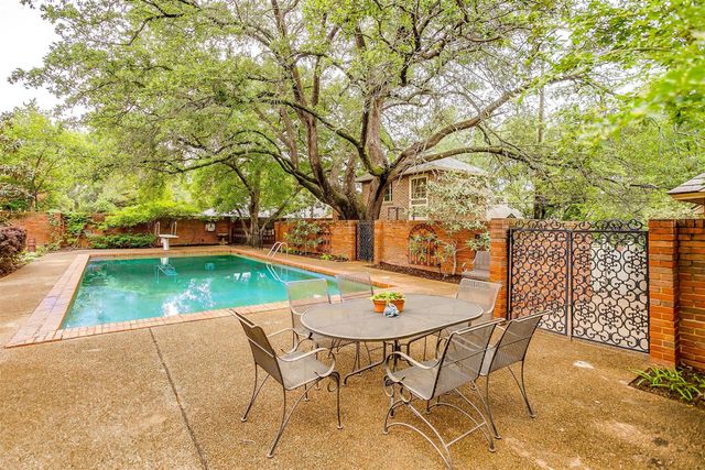 2424 Medford Court W, Fort Worth, TX 76109