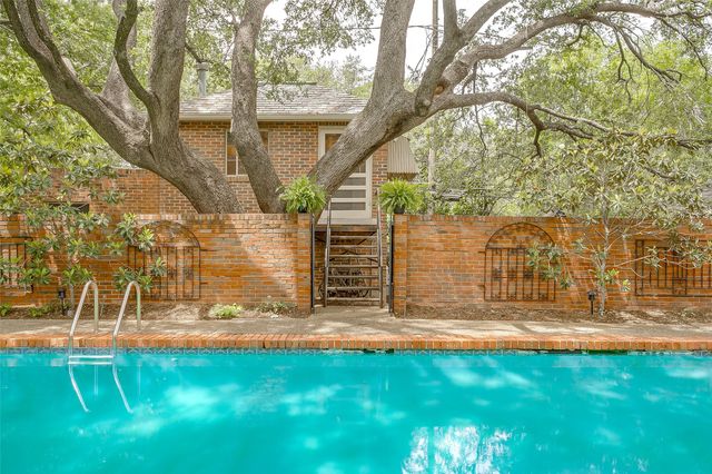 2424 Medford Court W, Fort Worth, TX 76109