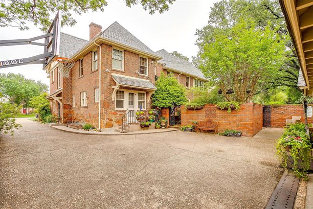 2424 Medford Court W, Fort Worth, TX 76109