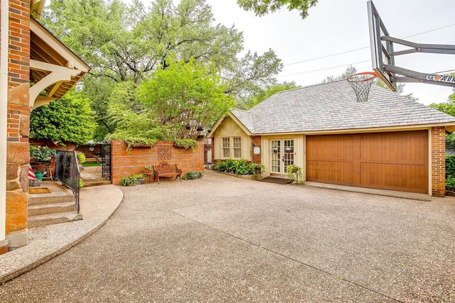 2424 Medford Court W, Fort Worth, TX 76109