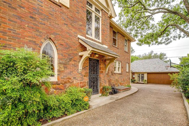 2424 Medford Court W, Fort Worth, TX 76109