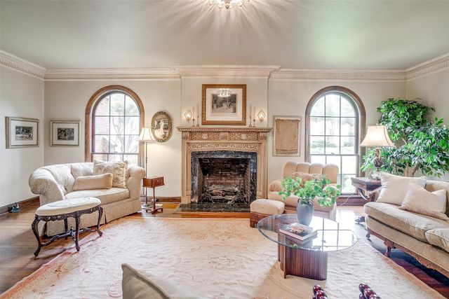 2424 Medford Court W, Fort Worth, TX 76109