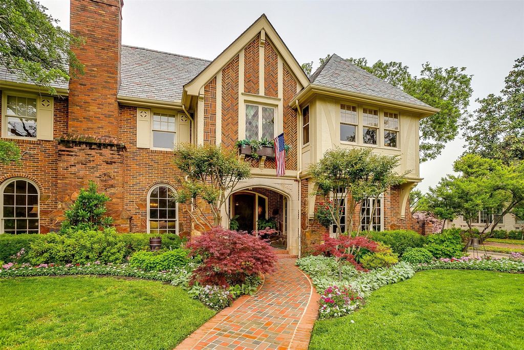 2424 Medford Court W, Fort Worth, TX 76109