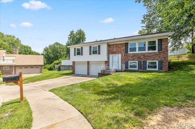 8 Canterbury Court, St Charles, MO 63301