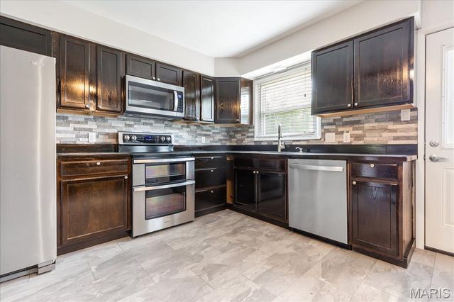 8 Canterbury Court, St Charles, MO 63301
