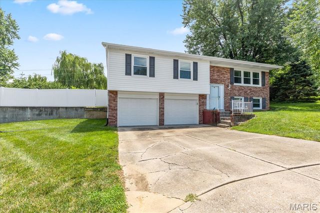 8 Canterbury Court, St Charles, MO 63301