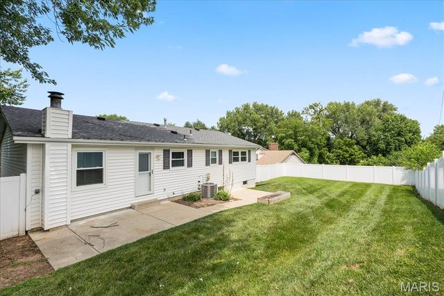8 Canterbury Court, St Charles, MO 63301