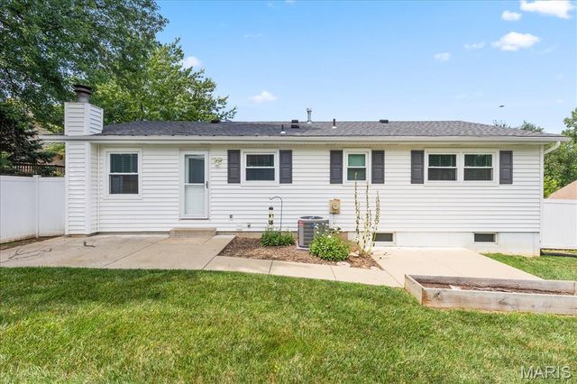 8 Canterbury Court, St Charles, MO 63301
