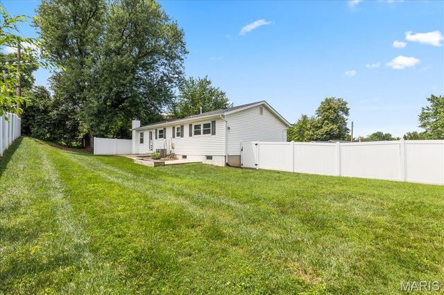 8 Canterbury Court, St Charles, MO 63301