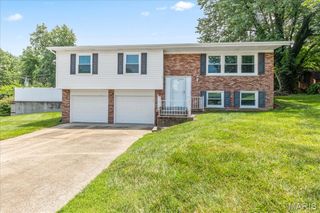 8 Canterbury Court, St Charles, MO 63301