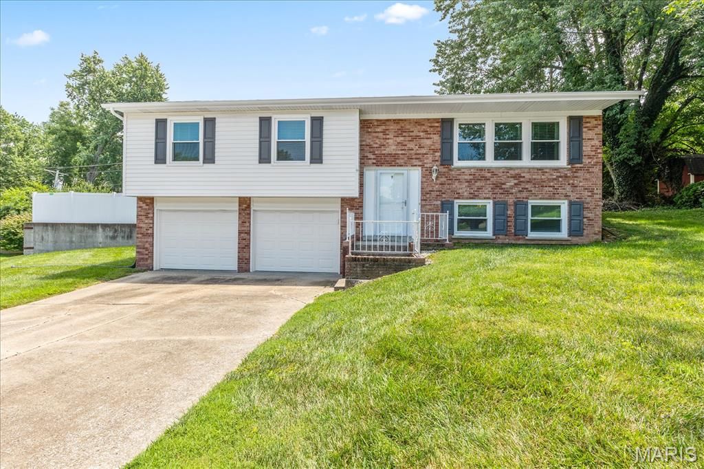 8 Canterbury Court, St Charles, MO 63301