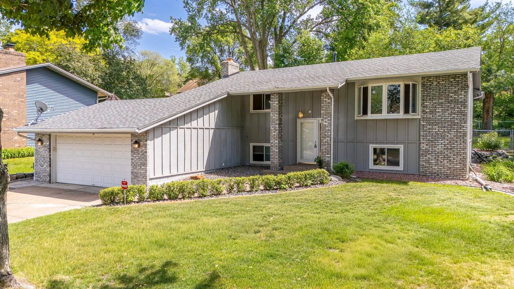 1630 Camelot Lane NE, Fridley, MN 55432