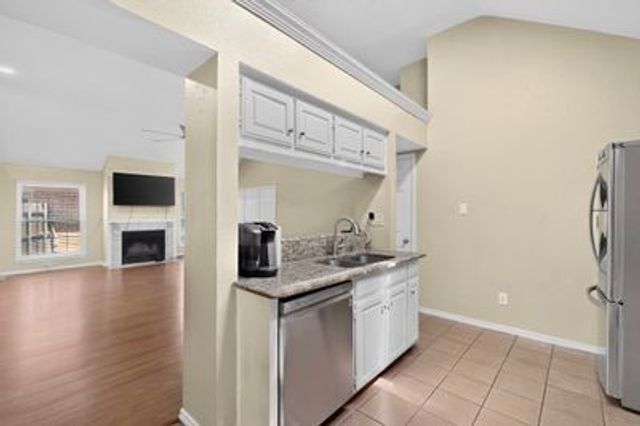 1157 Meadow Park Lane, Grand Prairie, TX 75052