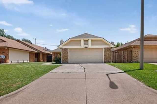 1157 Meadow Park Lane, Grand Prairie, TX 75052