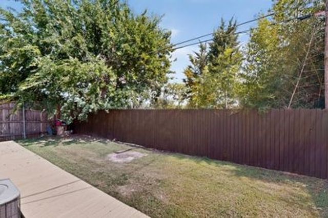 1157 Meadow Park Lane, Grand Prairie, TX 75052