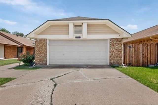 1157 Meadow Park Lane, Grand Prairie, TX 75052