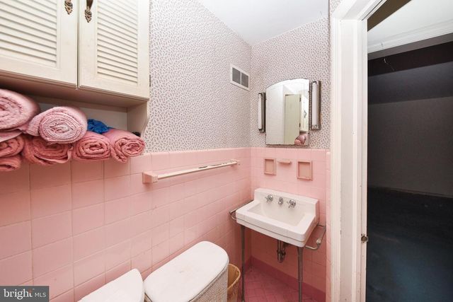 1 SUNNYSIDE LN, Yardley, PA 19067