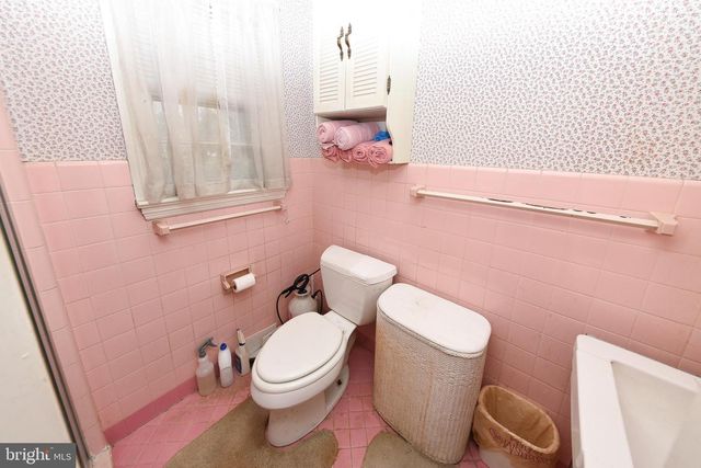 1 SUNNYSIDE LN, Yardley, PA 19067