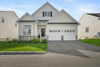14 Enclave Circle 14, Newtown, CT 06470