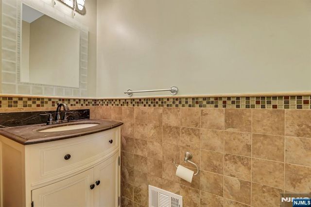 377 Green Mountain Road, Mahwah, NJ 07430