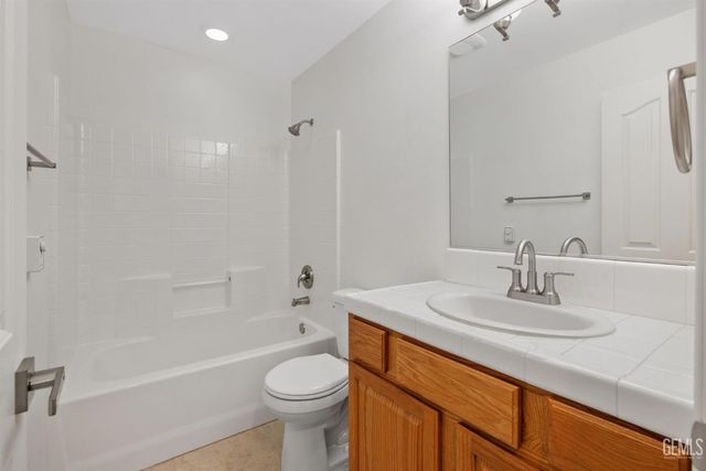 8214 Prentice Hall Drive, Bakersfield, CA 93311