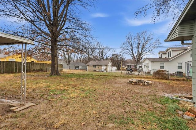 10531 E 9th Street S, Independence, MO 64053