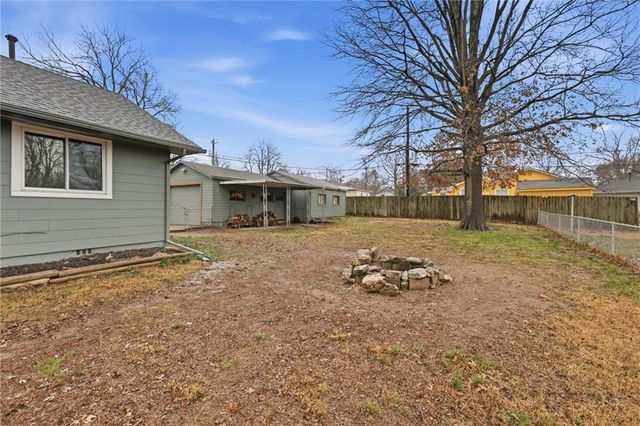 10531 E 9th Street S, Independence, MO 64053