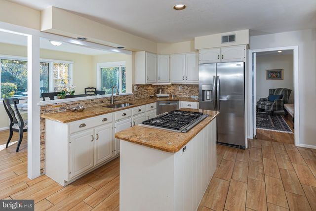 8 WINFIELD RD, Princeton, NJ 08540