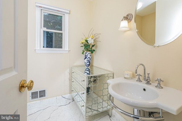 8 WINFIELD RD, Princeton, NJ 08540