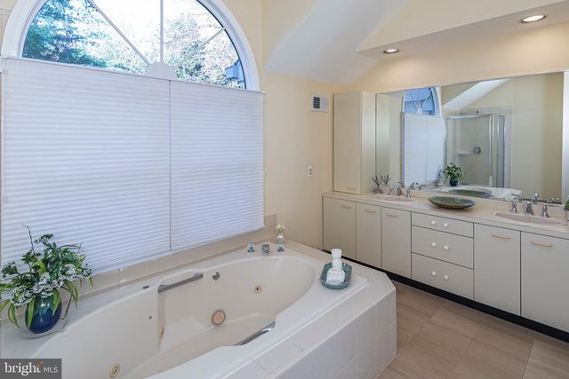 8 WINFIELD RD, Princeton, NJ 08540